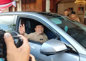 Gubernur Jambi Test Drive Mobil Listrik