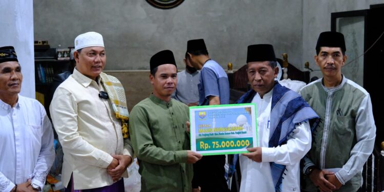 Safari Ke Desa Tanjung Pasir, Wagub Sani Salurkan Bantuan