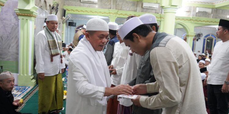 Al Haris Beri Santunan Kepada 449 Guru Ngaji