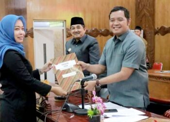 Bupati Tanjabbar Hadiri Rapat Paripurna Ke-2 DPRD 