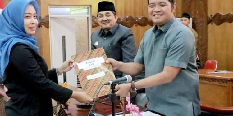 Bupati Tanjabbar Hadiri Rapat Paripurna Ke-2 DPRD 