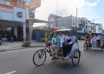 Puluhan Abang Becak Iringi DPC-PKB Tanjabbar Daftarkan Calegnya ke KPU