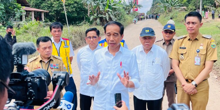 Presiden Jokowi Tinjau Kondisi Jalan di Provinsi Jambi