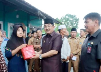 Anwar Sadat Tinjau Musibah Angin Kencang di Kelurahan Tungkal Harapan