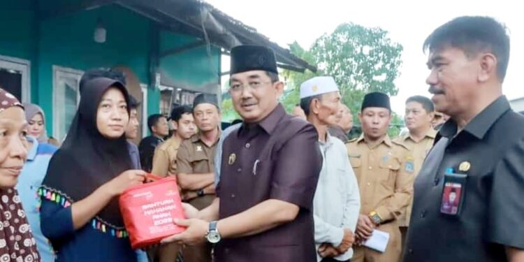 Anwar Sadat Tinjau Musibah Angin Kencang di Kelurahan Tungkal Harapan