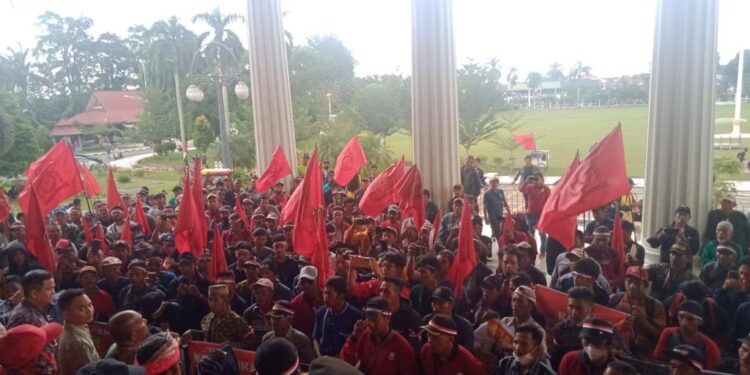 Ratusan Petani Geruduk Kantor Gubernur dan DPRD Jambi, Desak Pemerintah Tuntaskan Konflik Lahan dengan PT SBP   