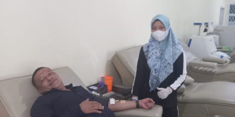 Peduli Kemanusiaan, Pasi Intel Satbrimob Polda Jambi Donor Darah ke PMI