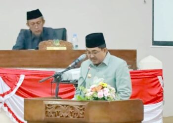 Hadiri Paripurna Ke-4 DPRD, Anwar Sadat Sampaikan Pendapat Akhir 