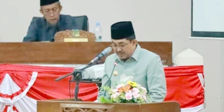 Hadiri Paripurna Ke-4 DPRD, Anwar Sadat Sampaikan Pendapat Akhir 