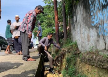 Respon Keluhan Warga, Edi Purwanto Tinjau Kondisi Drainase di Jelutung Memprihatinkan