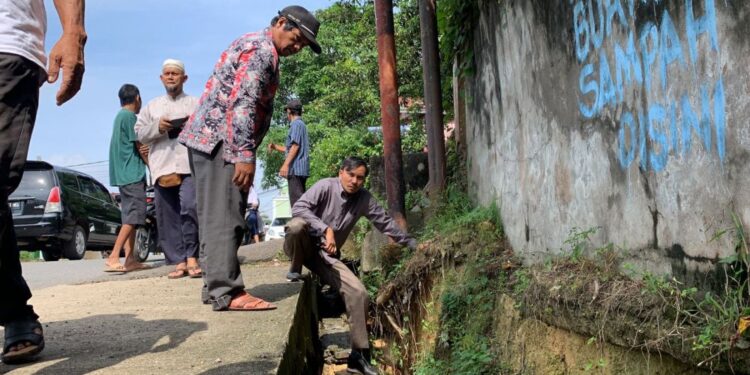 Respon Keluhan Warga, Edi Purwanto Tinjau Kondisi Drainase di Jelutung Memprihatinkan