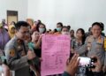 Apresiasi Emak-emak Gerebek Rumah Transaksi Narkoba, Kapolresta Turut Berikan Nomor Telepon Pribadi ke Warga