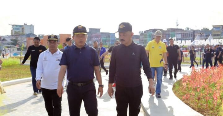 Kadis PUPR M.Fauzi Ikuti Kegiatan Senam Bersama dan Gotong Royong di Taman Putri Pinang Masak Angso Duo