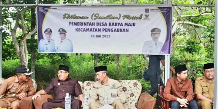 Bupati Tanjab Barat Kunjungi Desa Karya Maju Dalam Rangka Sunatan Masal