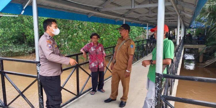 Bhabinkamtibmas Aipda Ucen S Kasih Sambang Warga Desa Binaan Wujudkan Kemitraan