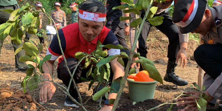 Apresiasi Polda Jambi Lakukan Gerakan Tanam Pohon Di danau Sipin, Edi Purwanto: Ayo Kita Gelorakan Gerakan Penghijauan Sejak Dini