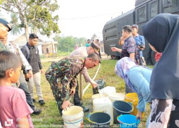 Peduli Masyarakat Terdampak Kekeringan, Brimob Polda Jambi Salurkan 20 Ribu Air Bersih