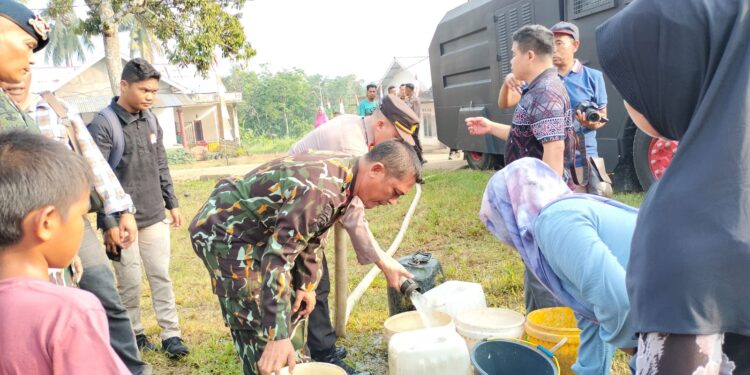 Peduli Masyarakat Terdampak Kekeringan, Brimob Polda Jambi Salurkan 20 Ribu Air Bersih