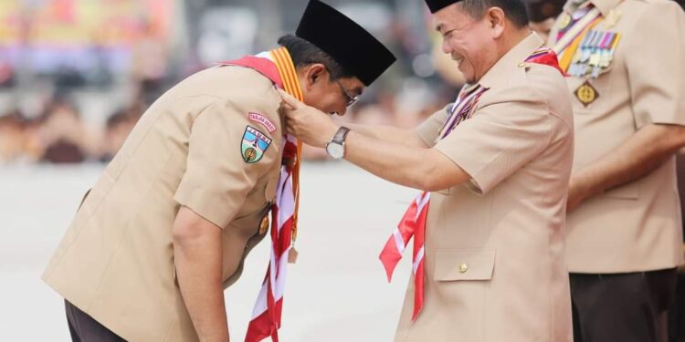 Bupati Anwar Sadat Terima Penghargaan Lencana Melati Pada Peringatan Hari Pramuka Ke-62 Provinsi Jambi