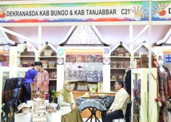 Bupati Anwar Sadat Didampingi Ketua TP PKK Kunjungi Stand Dekranasda Pada Pameran Kriyanusa 2023