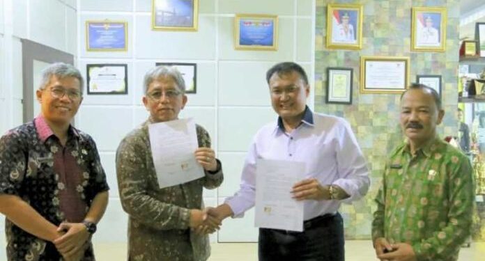 Kadis PUPR M Fauzi Tandatangani Kontrak Pembangunan Stadion di Pijoan