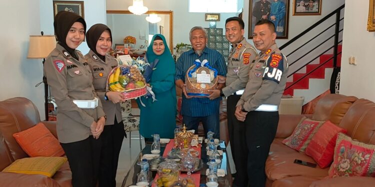 Rayakan HUT Lalu Lintas Bhayangkara ke 68, Ditlantas Polda Jambi Sambangi Kediaman Mantan Kapolda Bambang Suparsono