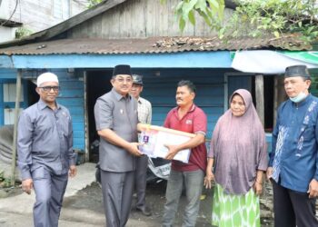 Bupati Anwar Sadat Tinjau Rumah Warga Tidak Layak Huni di Jalan Kamboja