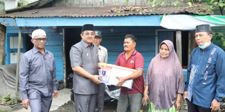 Bupati Anwar Sadat Tinjau Rumah Warga Tidak Layak Huni di Jalan Kamboja