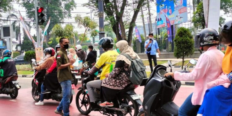 PW IWO Jambi Bagikan 2000 Masker untuk Masyarakat, Erwin Majam: Bekerja dan Tanggung Jawab Itu Harus, Tapi Kesehatan Tetap Harus Dijaga