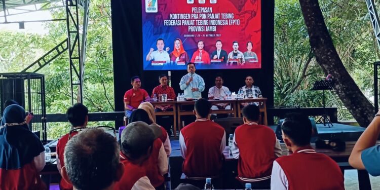 Al Haris Lepas Kontingen Pra PON Panjat Tebing ke Semarang