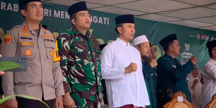 Pakai Sarung, Edi Purwanto Hadiri Apel Hari Santri Nasional di Kabupaten Tebo