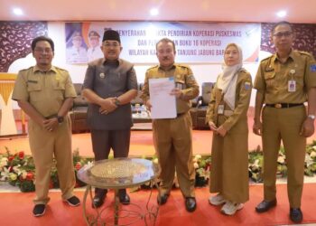 Bupati Anwar Sadat Serahkan Akta Pendirian Badan Hukum Koperasi 16 Pengurus Puskesmas