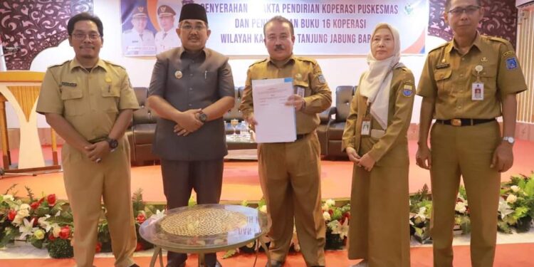 Bupati Anwar Sadat Serahkan Akta Pendirian Badan Hukum Koperasi 16 Pengurus Puskesmas