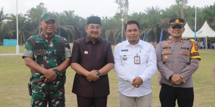 Bupati Anwar Sadat Tinjau Persiapan MTQ Tingkat Kabupaten Tanjabbar di Desa Dataran Kempas
