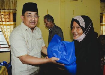 Anwar Sadat Serahkan Bantuan kepada Lansia dan Penyandang Disabilitas