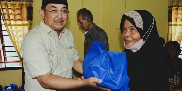 Anwar Sadat Serahkan Bantuan kepada Lansia dan Penyandang Disabilitas