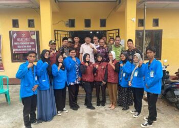 Anwar Sadat Serahkan Bansos kepada Lansia di Kuala Betara