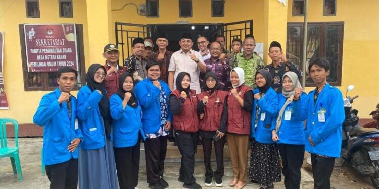 Anwar Sadat Serahkan Bansos kepada Lansia di Kuala Betara