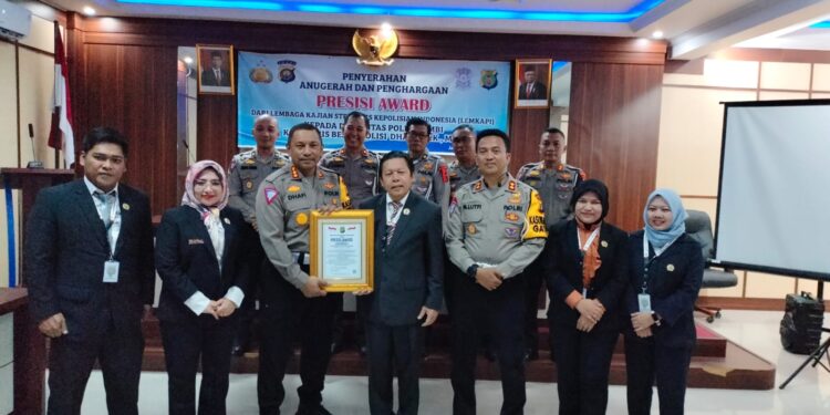 Dir Lantas Polda Jambi Terima Anugerah dan Penghargaan Presisi Awards dari LEMKAPI