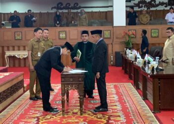 Faizal Riza Pimpin Rapat Paripurna PAW Taufik