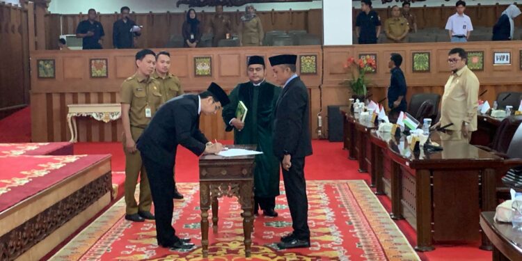 Faizal Riza Pimpin Rapat Paripurna PAW Taufik