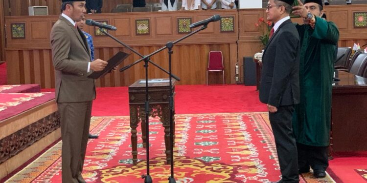 Ketua DPRD Jambi, Edi Purwanto Pimpin Pengambilan Sumpah PAW Yeri Muthalib