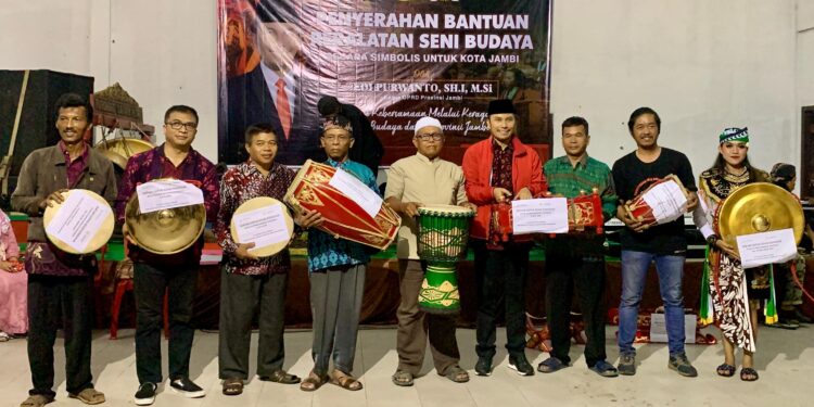 Serahkan Bantuan Kesenian, Edi Purwanto: Impementasi Tri Sakti Bung Karno