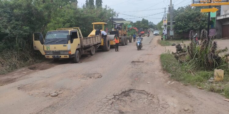 Terus Serap Aspirasi Masyarakat, Kini Edi Purwanto Perbaiki Jalan Tempat Dimana Dirinya Dibesarkan