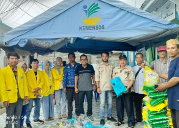 UT Tanjabbar Serahkan Bantuan Sembako Kepada Korban Kebakaran Kampung Nelayan