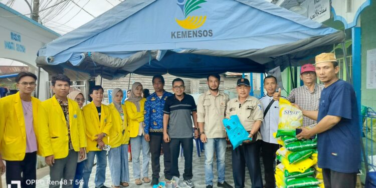 UT Tanjabbar Serahkan Bantuan Sembako Kepada Korban Kebakaran Kampung Nelayan