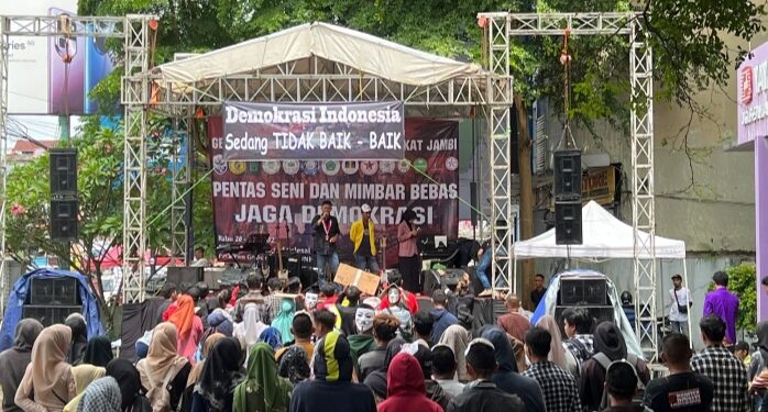 Mengaborsi Konstitusi Lewat Jalur Mahkamah Konstitusi