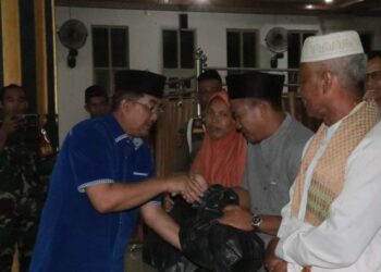 Tinjau Lokasi Banjir Batang Asam, Bupati Serahkan Bantua