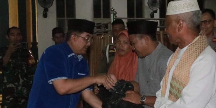 Tinjau Lokasi Banjir Batang Asam, Bupati Serahkan Bantua