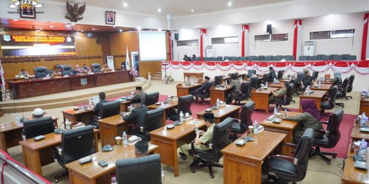 Ketua DPRD Tanjabbar Pimpin Rapat Paripurna Penyampaian Laporan Hasil Reses